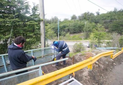 PERSONAL MUNICIPAL CONSTRUYE UNA ESCALERA EN EL ACCESO AL BARRIO DOS BANDERAS Y SECTORES ALEDAÑOS